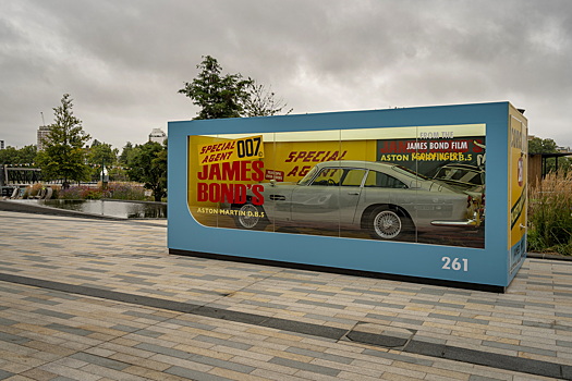 Aston Martin представляет огромную игрушечную коробку DB5 Corgi в центре Лондона