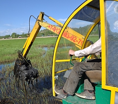В Карабаше парни на самодельных плавающих экскаваторах заново проложили русло реки и спасли окрестные огороды от потопа