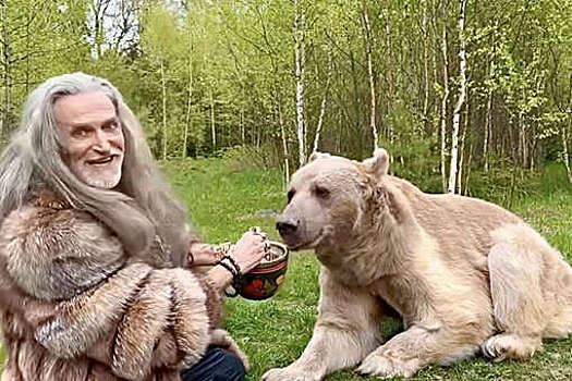 Актер Никита Джигурда анонсировал обновленный клип с медведем на патриотическую песню