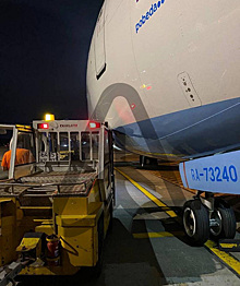 В аэропорту Сочи багажный тягач столкнулся с самолетом