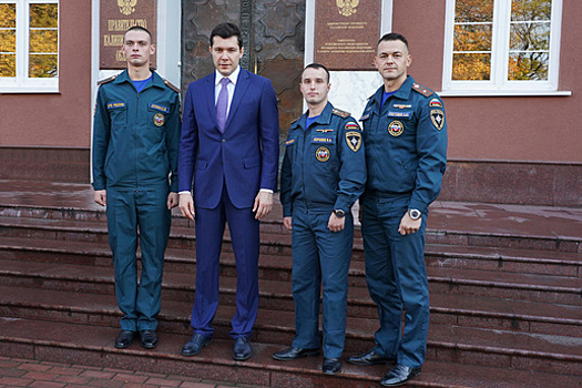 Алиханов наградил спасателя, с риском для жизни обезвредившего авиабомбу времён войны