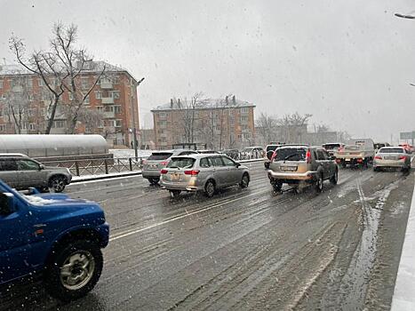 Опять все колом: Владивосток сковали утренние пробки
