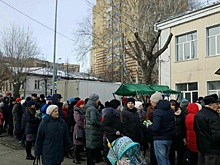 На весеннем фестивале тюменцы охотно получают подарки