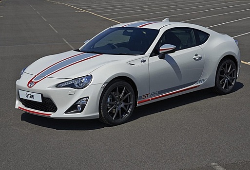 Toyota выпустила белый GT86 с полосками