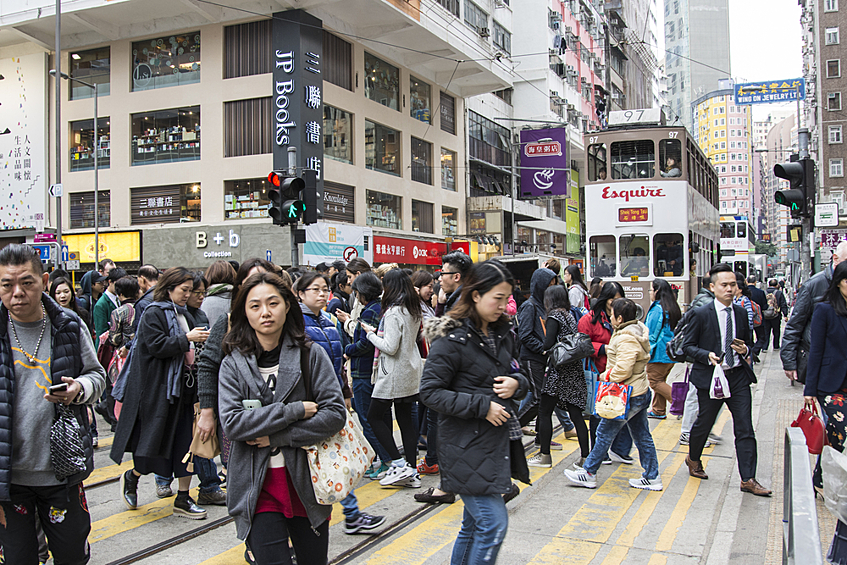 Пробки на дорогах Гонконга встречаются редко, так как там особенно ценят пешие прогулки. Из-а чего возник парадокс — в часы-пик город превращается в муравейник, в котором люди нередко сталкиваются друг с другом в попытке обойти соседа.