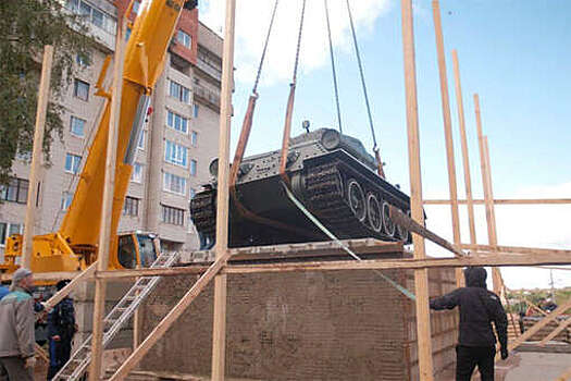 В Ивангороде установили копию снесенного в Нарве Т-34