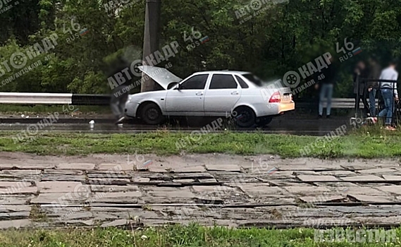 В Курске «Приора» врезалась в столб