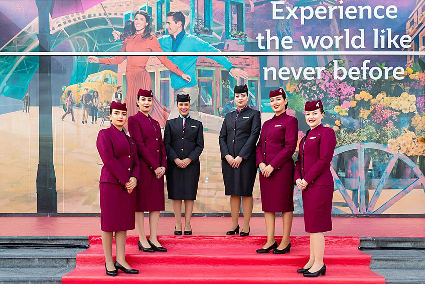 Qatar Airways. Стюардессы сами выбирают, лететь в брюках или юбке, а также носят с собой две пары обуви — на плоской подошве и каблуке. 