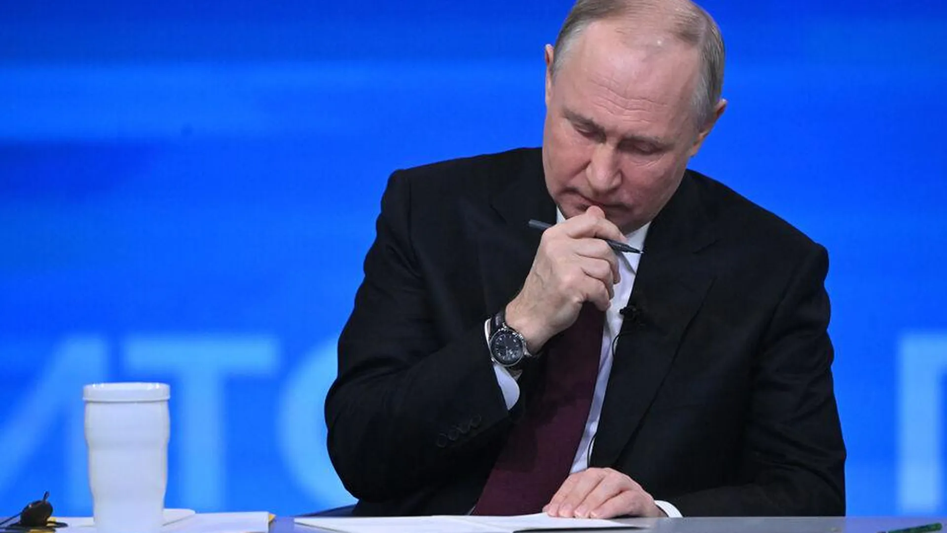 Путин принял замечание Зюганова, что выпустившего его на мороз без шапки надо пороть