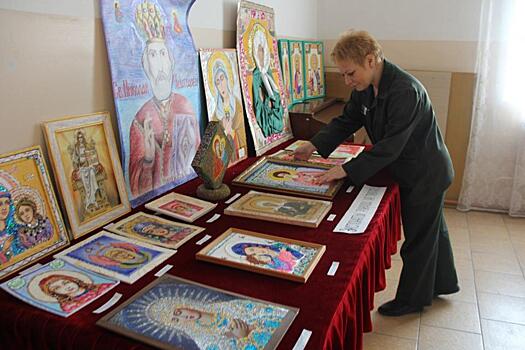 Выставка написанных осужденными женщинами православных икон и живописи открыта в приморской колонии