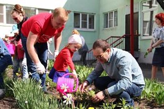 В Железногорске волонтеры отремонтировали стелу «Они защищали Родину»