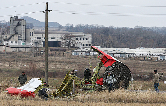 На месте крушения пассажирского самолета "Малайзийских авиалиний" Boeing 777-200ER