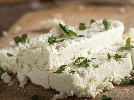 4 важные причины перейти на козий сыр с обыкновенного