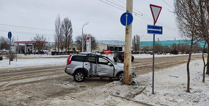 На Дону водитель привез автомобиль в опору ЛЭП