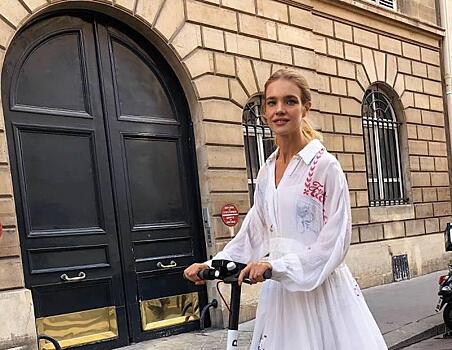 Вечер в Париже: Водянова в свитере цвета фиалки и джинсах скинни покаталась с дочкой на роликах