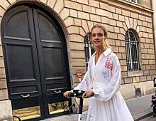 Вечер в Париже: Водянова в свитере цвета фиалки и джинсах скинни покаталась с дочкой на роликах