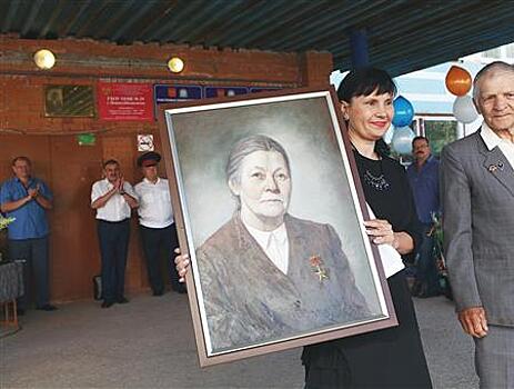 На здании новокуйбышевской школы № 19 установили мемориальную доску Анне Федотовой