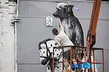 Собаки &ndash; не игрушки: на фасаде ростовского центра &laquo;Собачий патруль&raquo; появился новый стрит-арт