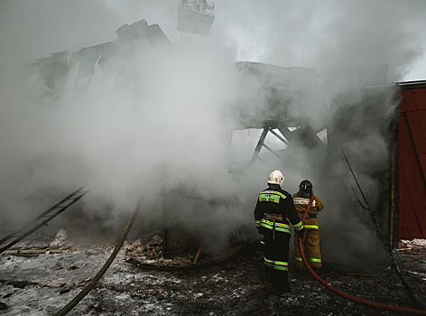 Частная баня с гаражом загорелись в кузбасском городе