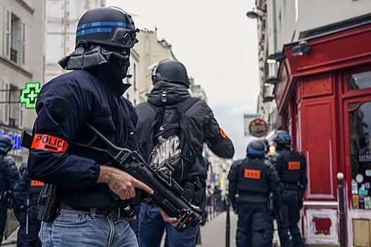 Французская полиция разгоняет слезоточивым газом митингующих против санпропусков