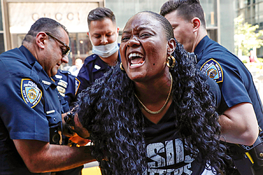 «Они ненавидят мою форму». Почему в США протесты против расизма за год превратились в войну с полицией?