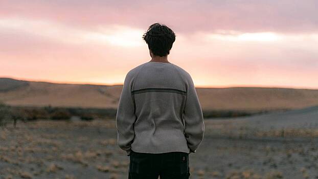 Мужчина купил очки с ИИ и отправился искать пришельцев в пустыне