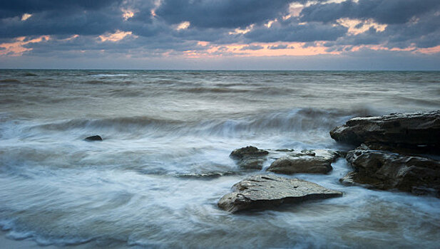 Непогода мешает искать экипаж сухогруза в Черном море