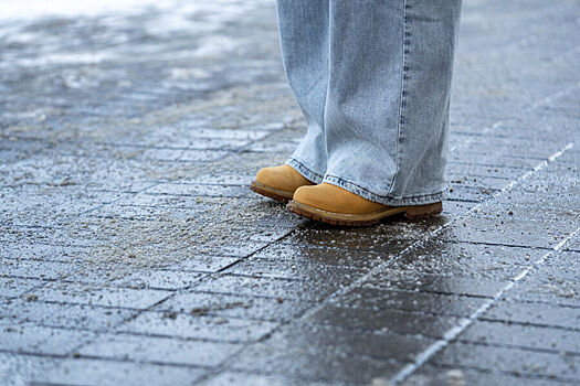 Москвичей предупредили о гололедице