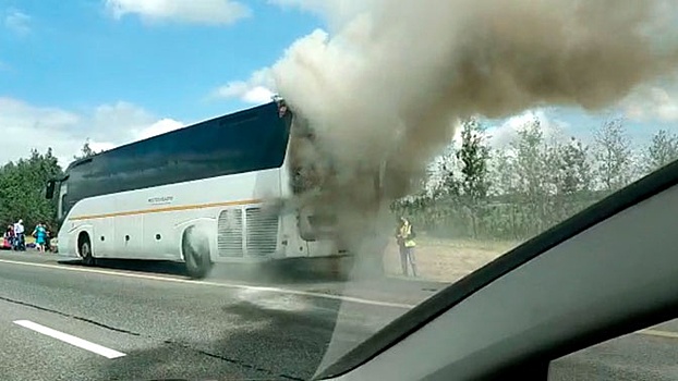 Возле аэропорта Домодедово загорелся автобус