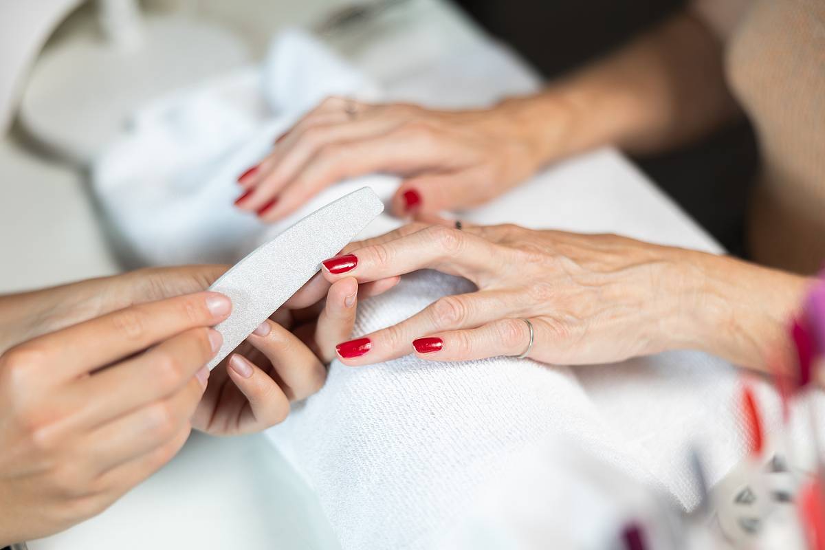 Мастер маникюра обманула российского пенсионера на 14,8 миллиона рублей