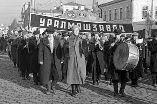 Второй век Октября. Почему россияне не могут забыть советский праздник