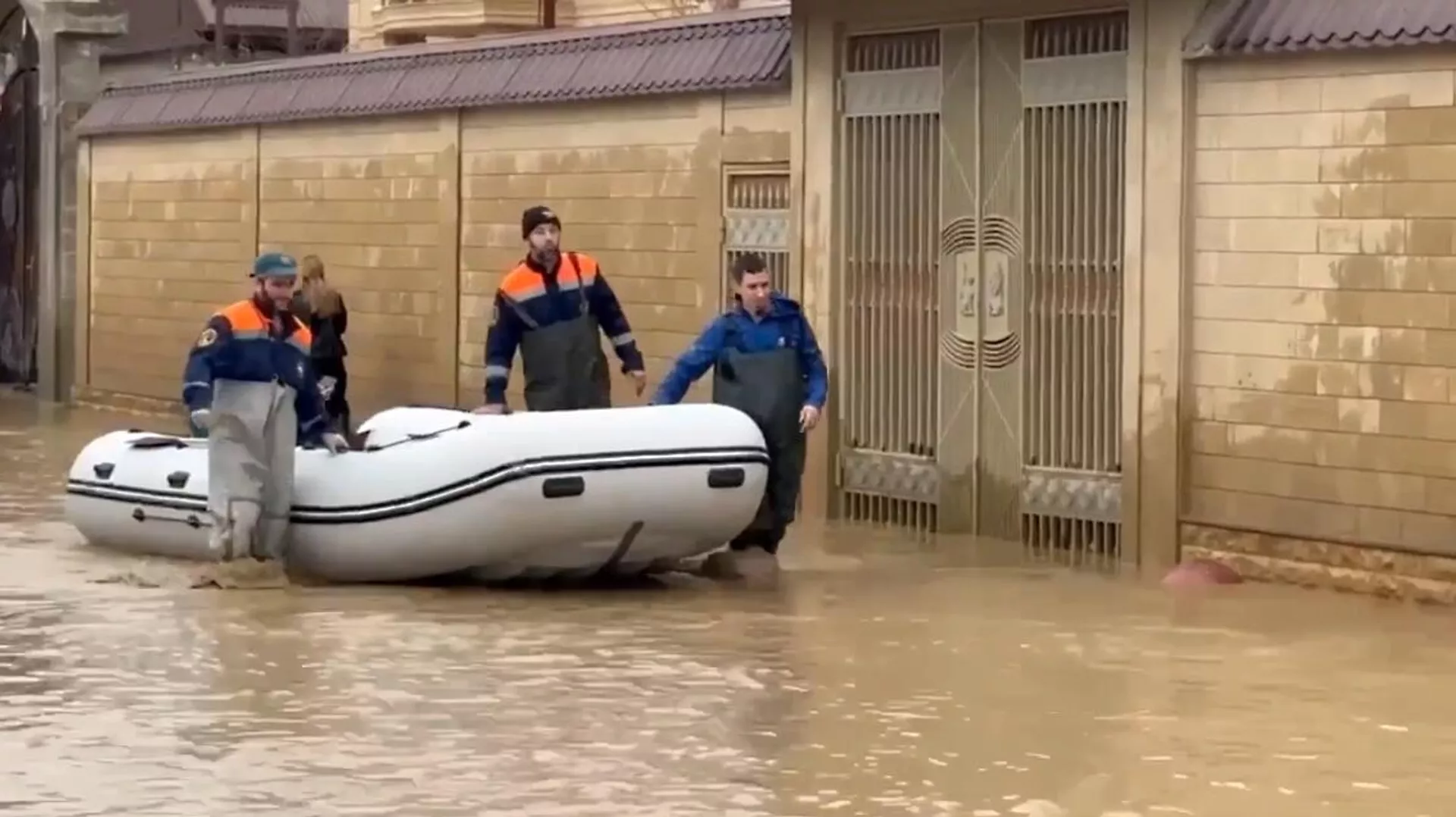 Житель Дагестана рассказал, как спас четырёх детей из затопленного дома