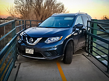 Кроссовер Nissan попытался проехать по пешеходному мосту. Не удалось