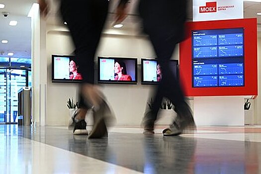 Курс евро поднялся до максимума почти за год