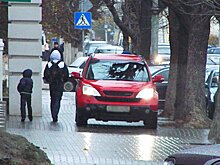 Названы условия законного передвижения по тротуарам на авто