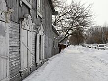 Российского педагога насмерть придавило снежной глыбой