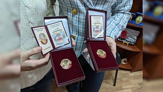 Власти ЛНР наградили молодую писательницу Фаину Савенкову и правозащитницу Миру Тэрада