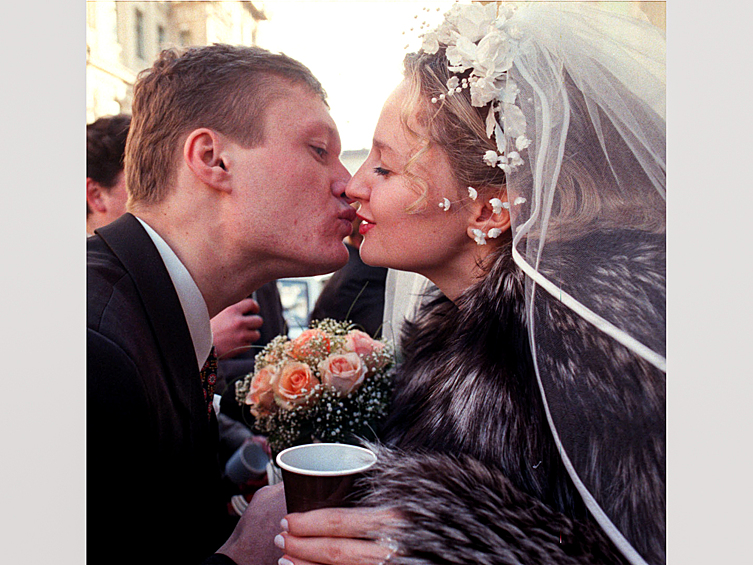 Последняя свадьба уходящего года. На снимке: москвичи Наташа Старцева и Сергей Казарьян после бракосочетания, 31 декабря 1998 года