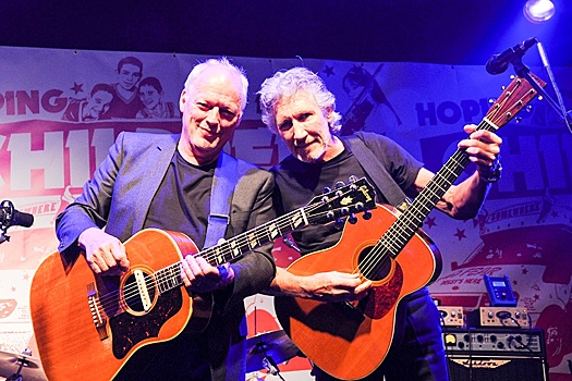 Роджер Уотерс и Дэвид Гилмор из Pink Floyd выпустили две разные версии альбома The Dark Side of the Moon в честь его 50-летия