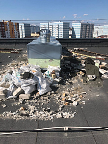 Коммунальщики в ЯНАО завалили крышу дома строительным мусором