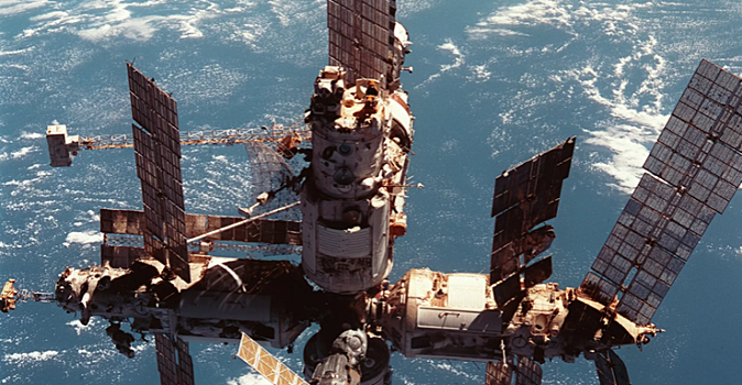 Прослужила 15 лет и стала «космическим домом»: почему затопили орбитальную станцию «Мир»