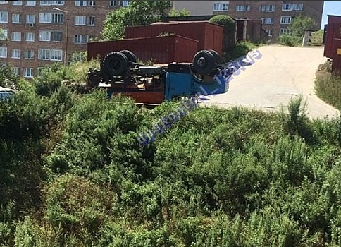 Во Владивостоке грузовик перевернулся на крышу, съезжая задним ходом