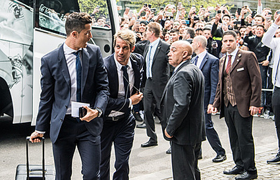 Футболистов "Реала" призвали сесть подальше от окон при поездке в автобусе по Мюнхену