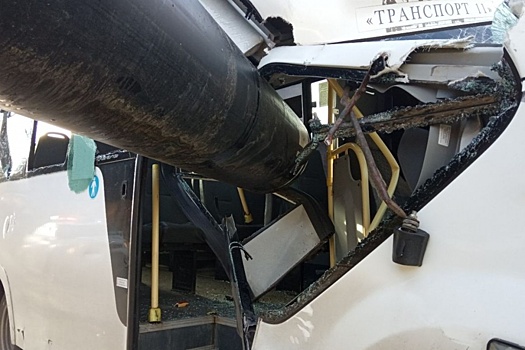 В Жуковском маршрутку с пассажирами на ходу прошило трубой