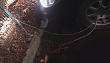 В Сочи водитель приковал машину цепями к забору, чтобы автомобиль не увезли эвакуаторщики