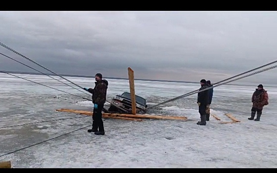 Провалился под лёд: под Новосибирском 6 дней подряд пытаются спасти Land Cruiser