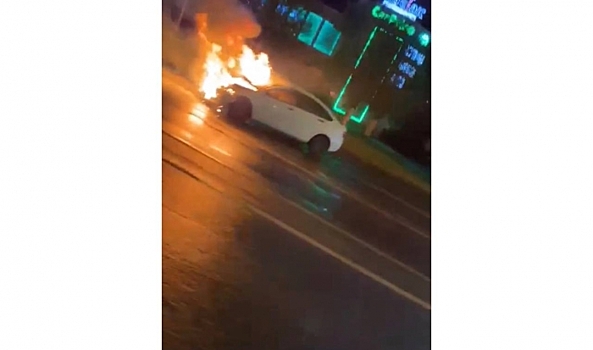 В Волгограде после столкновения с иномаркой загорелась «Лада Веста»