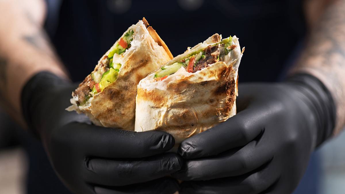 Москвич порвал себе рот во время поедания шаурмы