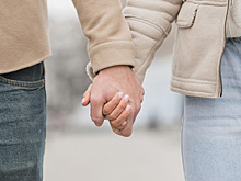 Учёные: люди по уровню моногамии ближе к сурикатам, чем к шимпанзе