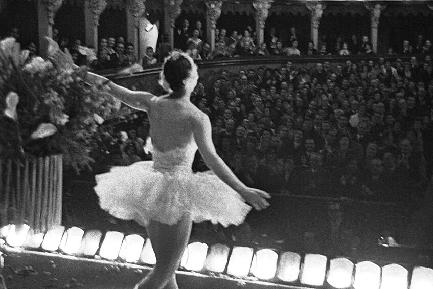 Балерина Майя Плисецкая на сцене Каирского театра оперы и балета во время гастролей артистов Большого театра, Египет, 1961 год